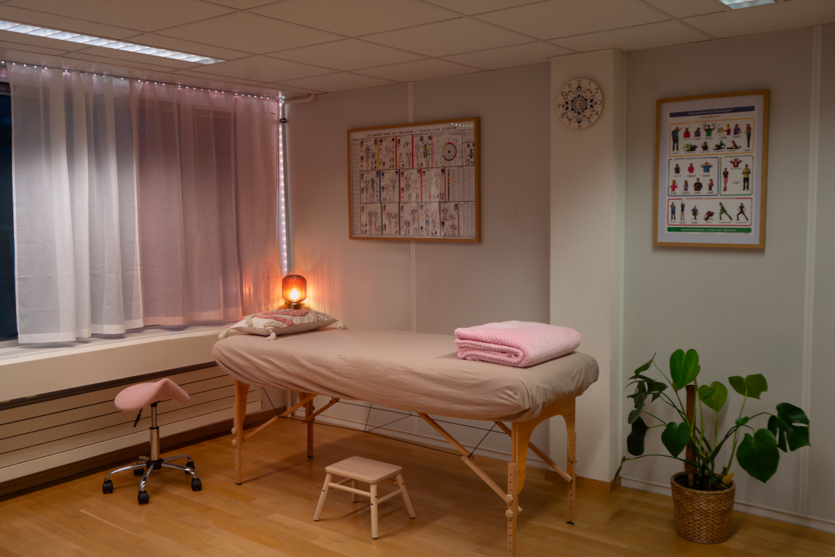 Éspace de soins avec table de massage, ambiance chaleureuse et décor apaisant.